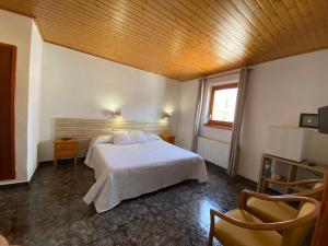 Vilanova de EscornalbouHotel Rural Cal Amadeu的卧室配有白色的床和窗户。
