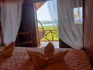 圣维森特Jungle Bar Honeymoon suite & private pool的一间卧室设有一张床,享有窗户的景色