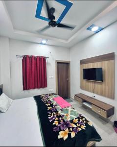 瓜廖尔Paradise residency and cafe的卧室配有一张床,墙上配有电视。
