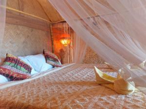 圣维森特Jungle Bar Honeymoon suite & private pool的一间卧室配有一张带天蓬的床