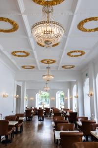 科灵Milling Hotel Saxildhus的用餐室配有吊灯和桌椅
