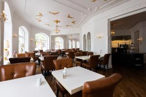 科灵Milling Hotel Saxildhus的一间设有白色桌椅的用餐室