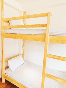 Mountain Dew Guest House客房内的一张或多张双层床
