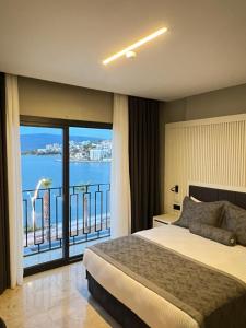 居吕克ROSEIRA MAR-INN LUXURY的一间卧室配有一张床,享有水景