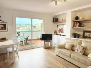 比利亚努埃瓦-赫尔特鲁Ancora Apartment的带沙发、电视和桌子的客厅