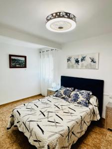 佩尼斯科拉CHALET BLAU MAR的一间卧室设有一张大床和天花板