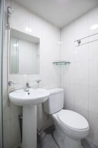 首尔NineRoD - Private bathroom & Shower的白色的浴室设有卫生间和水槽。