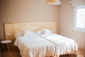 巴达霍斯HOSTAL ENTREOLIVOS的卧室内两张并排的床