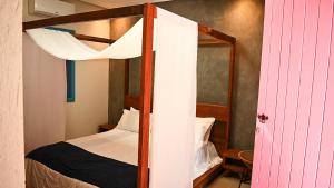 卡皮托利乌Pousada Vila do Lago的一间卧室配有两张双层床。