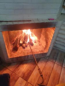 卡内拉Chalé alpino mobiliado perto do centro de canela rs的火把壁炉