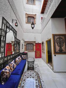 拉巴特Riad Najiba的一间设有蓝色沙发和枕头的客房