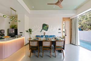 西奥利姆The Banyan Tree Villa A2 by Stay ALYF, Siolim的一间带桌椅的用餐室