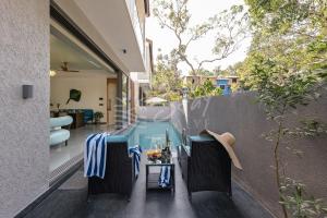 西奥利姆The Banyan Tree Villa A2 by Stay ALYF, Siolim的一座房子后院的游泳池