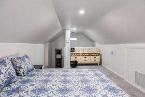 匹兹堡Large 2 Bedroom Great Location Close to Everything的一间卧室配有一张带蓝色和白色床单的床。