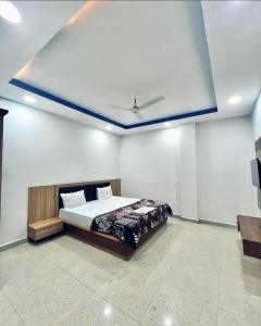 瓜廖尔Paradise residency and cafe的一间卧室设有一张床和蓝色的天花板