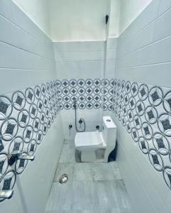 瓜廖尔Paradise residency and cafe的白色的浴室设有卫生间和水槽。