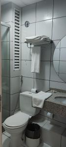 巴雷里尼亚斯Barreirinhas Gran Lençóis Flat Residence Mandacaru 506 Particular的白色的浴室设有卫生间和水槽。
