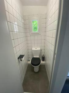 弗朗孔维勒La maisonnette的一间带卫生间的小浴室,设有窗户