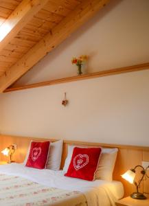 弗拉翁德波达安缇卡住宅酒店的一间卧室配有红色枕头的床