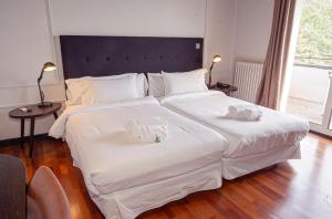 纳瓦塞拉达Hotel Arcipreste de Hita - Adults Only的一张白色的大床,带两条毛巾
