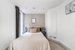 伦敦The Old Street Luxury Flat的卧室配有一张大白色床和窗户