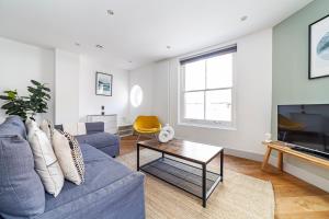 伦敦The Old Street Luxury Flat的客厅配有蓝色的沙发和电视