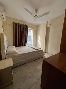 达卡Aayan Palace, Sector #15, Mirpur, Dhaka的一间卧室设有一张大床和一个窗户。