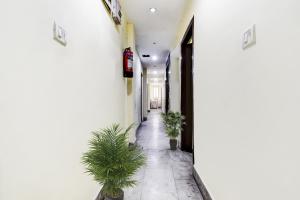 BankipurOYO Flagship Hotel Lord Shiva的白色建筑中植物走廊