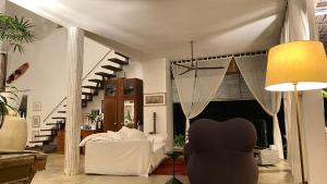 象岛Maddekehaoo Eco Mansion的客厅配有沙发和椅子