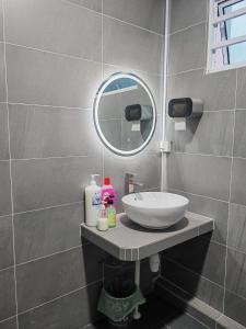 米里CEM MIRI HOMESTAY的一间带水槽和镜子的浴室