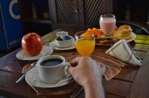 圣伊格纳西奥Portal del Sol的喝咖啡和橙汁的人