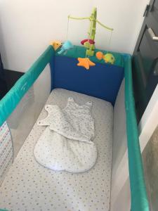 Tilléresidence julius aéroport tillé classé 3 étoiles的一张带婴儿床的房间的婴儿床
