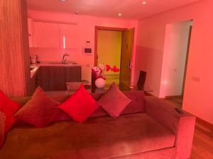 卡萨布兰卡Appartement Casa-marina au 10ème étage的客厅配有红色枕头的沙发