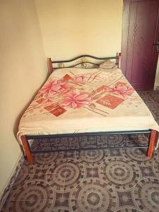TujeringThe Aladin House的一间卧室,床上有粉红色的鲜花