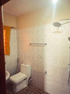 TujeringThe Aladin House的浴室配有白色卫生间和盥洗盆。