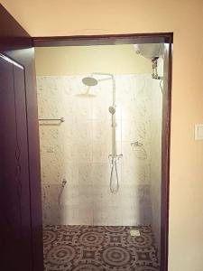 TujeringThe Aladin House的带淋浴的浴室和玻璃门