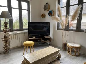 佩罗斯-吉雷克Maison de charme 3 étoiles avec jardin clos terrasse PERROS-GUIREC - ref 869的客厅配有电视和桌椅