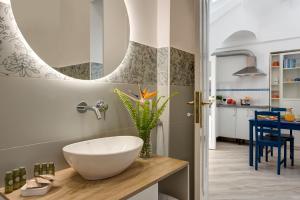 皮雅诺迪索伦托Il giardino di aranci e limoni的一个带白色碗水槽的柜台浴室