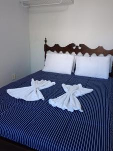 康赛瓦托利亚Pousada Talho da Serra的一张带毛巾的床,有两只海星