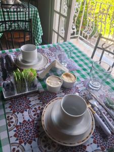 康赛瓦托利亚Pousada Talho da Serra的桌上放有盘子和碗的食物