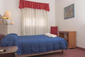 圣胡安Hotel San Francisco的一间卧室设有蓝色的床和窗户。