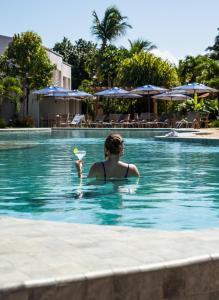 皮帕琵琶阿特兰提科酒店的女运动员在游泳池里用飞盘