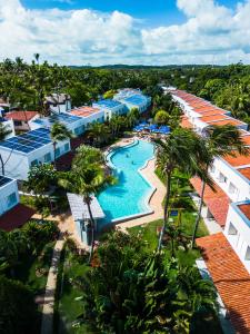 皮帕琵琶阿特兰提科酒店的享有带游泳池的度假村的空中景致