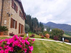 佩夏Villa Camelia Tuscany的院子里有粉红色花的房子