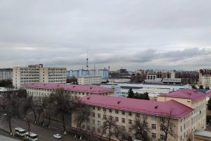 塔什干ЖК Akay city. Новый ремонт的享有城市美景,拥有粉红色屋顶