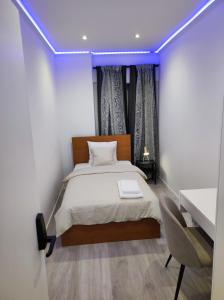 阿马多拉Vista Panorâmica RC Amadora的一间卧室配有一张紫色照明床
