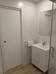 阿达莱斯Apartamento Isabel的白色的浴室设有水槽和镜子
