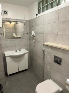 比哈奇Una La Unica的一间带水槽、卫生间和镜子的浴室