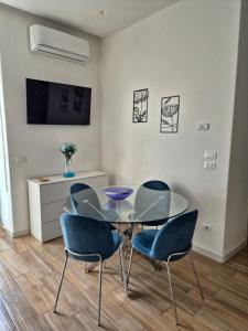 伊斯基亚Casa Vacanze Aenaria 2的一间设有玻璃桌和椅子的用餐室