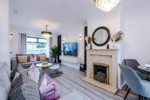 圣海伦斯New 2 Bed House - Perfect for Contractors & Families By AV Stays Short Lets St Helens的带沙发和壁炉的客厅